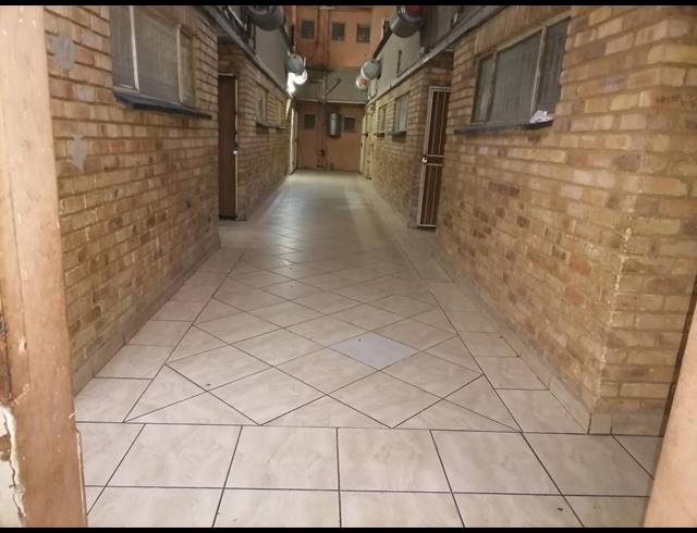 250M² BUILDING FOR SALE IN SPRINGS CENTRAL